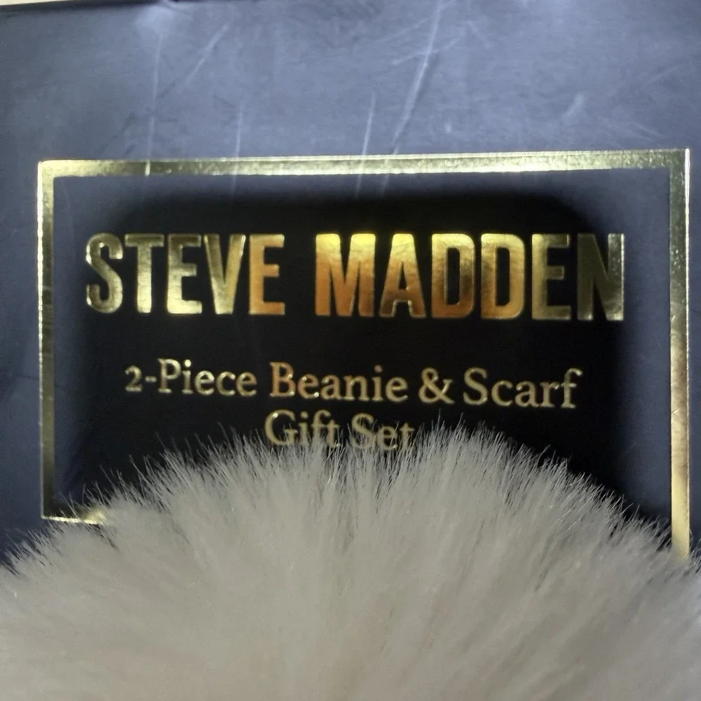 Steve Madden Beanie Scarf Set Women White Pom Hat Green Fringe Wrap Alarm Tag On